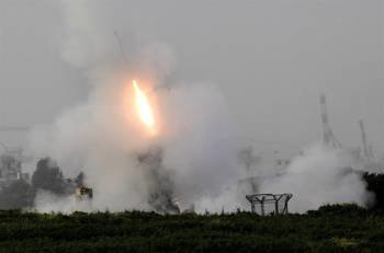 Una unidad israelí de defensa antimisiles dispara contra misiles lanzados desde la Franja de Gaza, en la ciudad de Ashdod, Israel, el día 12 de marzo de 2012. Foto: Jim Hollander