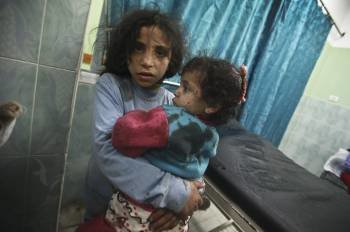 Dos niñas palestinas heridas son vistas este, lunes 12 de marzo de 2012, a su llegada a un hospital en Beit Lahia (Gaza). 