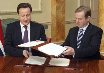  El primer ministro británico David Cameron (i) y su homólogo irlandés Enda Kenny (d), en el momento de firmar acuerdos en Downing Street, Londres.