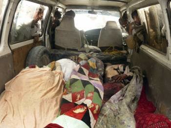  Afganos trasladan los cadáveres de afganos asesinados presuntamente por un soldado estadounidense. 