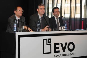 José Luis Abelleira (centro) dirige EVO, la marca de NCG Banco fuera de Galicia, Asturias y León.