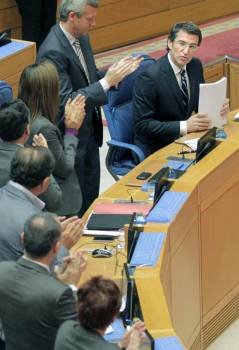 El presidente de la Xunta, Alberto Núñez Feijóo, recibe el aplauso del grupo Popular tras su primera intervención en el Debate sobre el Estado de la Autonomía, esta mañana en el parlamento de Galicia. Foto: Lavandeira jr