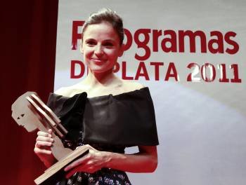 La actriz Elena Anaya posa con el galardón a la Mejor Actriz de Cine, por su papel en 'La piel que habito'. EFE
