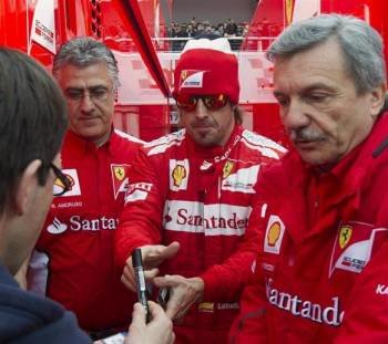 El piloto español Fernando Alonso (c) firma un autógrafo en el paddock, durante la cuarta sesion de entrenamientos libres que se celebran en el Circuito de Cataluña. Foto: Alejandro García