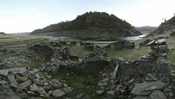 Vista del embalse de Belesar, en el municipio de Portomarín, en Lugo, en donde ya aparece el pueblo que quedó anegado por el agua debido a la escasez de precipitaciones de este invierno. Foto: Eliseo Trigo
