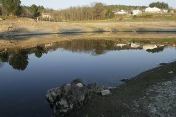 El embalse de Cachamuiña ya no surte de agua al río Miño. Sólo mantiene el caudal ecológico para garantizar la vida de la fauna acuática. (Foto: MIGUEL ÁNGEL)