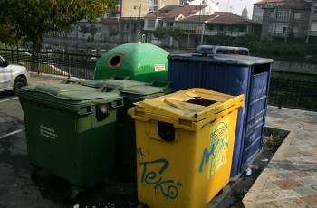 Contenedores de recogida de basura, instalados en el casco urbano de Verín. (Foto: MARCOS  ATRIO)