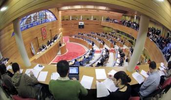 Aspecto que presentaba la Cámara gallega durante la intervención del presidente de la Xunta. (Foto: LAVANDEIRA JR)