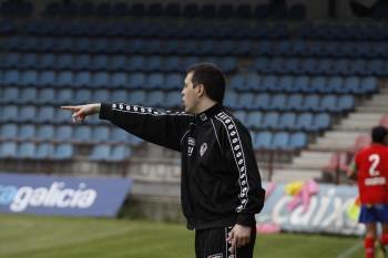 El entrenador del Vilalbés, Charly, en O Couto. (Foto: XESÚS FARIÑAS)