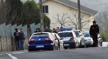 Policías ante la casa del asesinado. (Foto: KIKO)