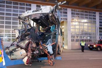 La parte delantera del autobús siniestrado en Suiza, completamente destrozada tras el accidente.  (Foto: L. GUILLIERON)