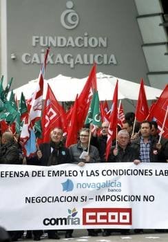 Trabajadores de Novagalicia Banco se manifestaron la semana pasada por las calles de La Coruña en protesta por las medidas que propone la entidad para reducir los costes de explotación. Foto: EFE/Cabalar