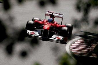 El piloto asturiano de Fórmula Uno Fernando Alonso, pilotando su monoplaza. (Foto: Valdrin Xhemaj.)