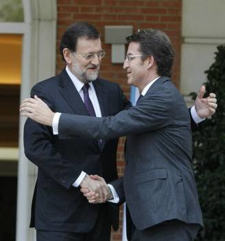 Mariano Rajoy y Alberto Núñez Feijóo, se saludan antes de la reunión que han mantenido este mediodía en el Palacio de La Moncloa. Foto: EFE/J.J. Guillén
