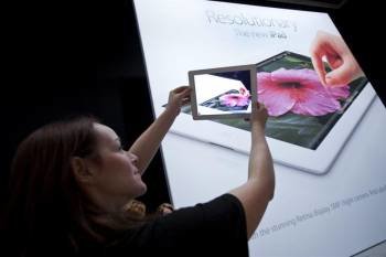 Una mujer hace una foto con un iPad, en el centro Yerba Buena en San Francisco, California, EE.UU. Foto: EFE/Peter DaSilva
