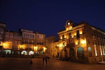 Imagen nocturna del Concello de Ourense. (Foto: JOSÉ PAZ)