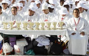 Un grupo de sacerdotes en la última visita de Benedicto XVI a Madrid. (Foto: ARCHIVO)