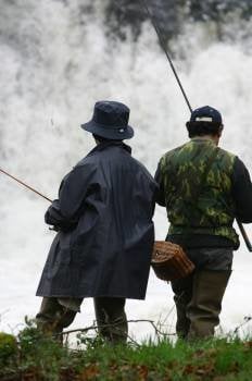 Dos pescadores buscan piezas que capturar en el río Arenteiro, en Carballiño. (Foto: JOSÉ PAZ)