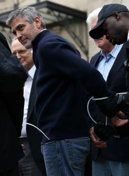George Clooney sonríe en el momento de su detención.  (Foto: CHRISTY BOWE)
