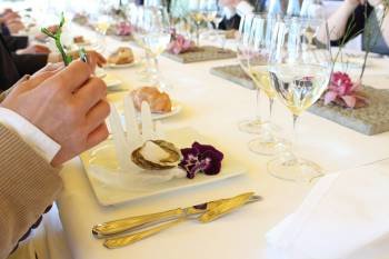 La ostra con espuma de champagne sobre mano de hielo abre el menú de seis platos dedicado al Titanic.  (Foto: ARCHIVO)