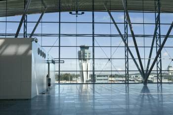 Interior de las nuevas instalaciones del aeropuerto de Santiago de Compostela, inauguradas el pasado mes de septiembre.  (Foto: X)