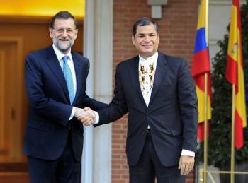 El jefe del Ejecutivo, Mariano Rajoy, saluda al presidente de Ecuador, Rafael Correa. (Foto: GUSTAVO CUEVAS)