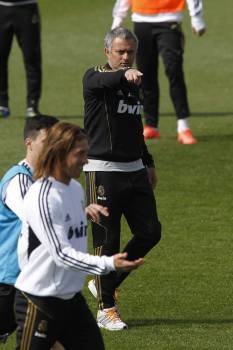 El dedo de Mourinho señala, ayer durante el entrenamiento. (Foto: F. ALVARADO)