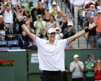 El norteamericano John Isner celebra la victoria sobre Djokovic. (Foto: M. NELSON)