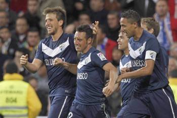 Cazorla celebra con sus compañeros el gol del Málaga. (Foto: JAVIER LIZÓN)