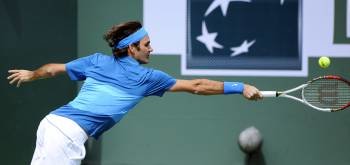 Federer devuelve apuradamente una bola durante la final contra Isner. (Foto: PAUL BUCK)
