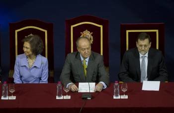 El rey don Juan Carlos acompañado de la reina doña Sofía y el presidente del gobierno, Mariano Rajoy (Foto: EFE)