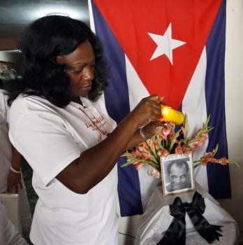 Fotografía de archivo del 23 de febrero de 2012, de Berta Soler, líder de las Damas de Blanco, durante un encuentro en la casa de la fallecida Laura Pollán para conmemorar el segundo aniversario de la muerte del opositor Orlando Zapata. EFE