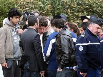 Un gurpo de adolescentes se congrega junto al colegio judío 'Ozar Hatorah', en Toulouse, Francia, el día 19 de marzo de 2012, tras el tiroteo que se ha producido. (Foto: EFE)