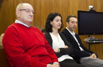 Los tres acusados por la imprudencia en la planta química, en el banquillo del juzgado. (Foto: SALVADOR SAS)