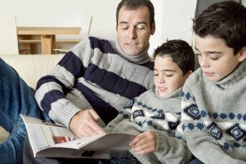 Un padre ayuda a estudiar a sus dos hijos en el domicilio familiar. (Foto: ARCHIVO)