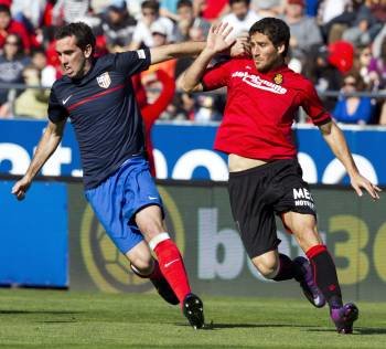 El defensa del Atlético de Madrid Diego Godín (i) pugna por el balón con el delantero israelí del RCD Mallorca Tomer Hemed durante el partido, correspondiente a la vigésimo octava jornada de Liga de Primera División (Foto: EFE)