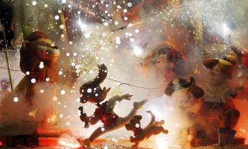 La falla infantil del Ayuntamiento es quemada en el último día de Fallas en la ciudad de Valencia, coincidiendo con la festividad de San José (Foto: EFE)