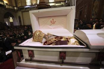 Imagen del cuerpo del papa copto Shenuda III, líder de la Iglesia Ortodoxa Copta egipcia, durante su fuenral en la catedral Abasiya de El Cairo, Egipto (Foto: EFE)
