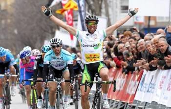 El ciclista suizo Michael Albasini del equipo Greenedge Cycling celebra hoy su victoria en la segunda etapa de la Volta Ciclista a Cataluña con un recorrido de 161 km. con salida y llegada en Girona y tras la cual Albasini mantiene el liderato (Foto: EFE)