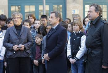 El presidente francés, Nikolás Sarkozy (c), y el ministro de Educación, Luc Chatel (d), guardan un minuto de silencio en memoria de los tres niños y un adulto asesinados ayer en un colegio judío de Toulouse