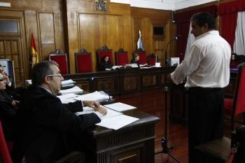 Raúl Jiménez, de pie en la Audiencia durante el juicio, a finales del pasado mes de noviembre. (Foto: XESÚS FARIÑAS)