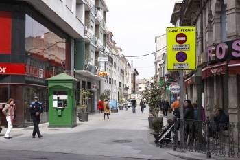 Señal de peatonalización -a la derecha-, en la calle Maior de Verín. (Foto: MARCOS ATRIO)