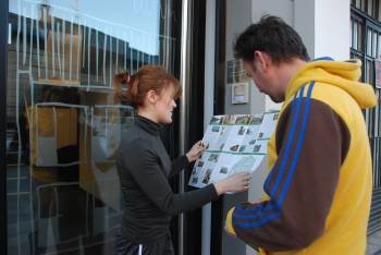 La dueña de un establecimiento muestra un plano a un visitante de OBarco. (Foto: LUIS BLANCO)
