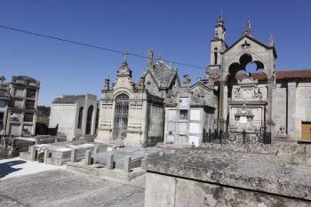 Un grupo de panteones, en el cementerio parroquial de Carballiño. (Foto: XESÚS FARIÑAS)