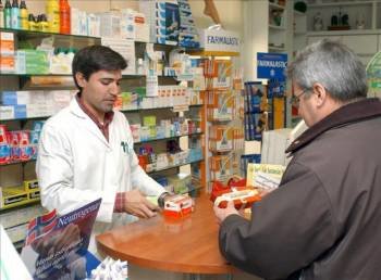 Un farmacéutico dispensa un medicamento. (Foto: ARCHIVO)