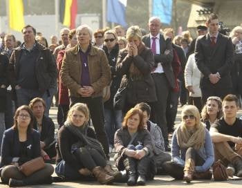 Varias personas asisten al funeral de quince niños muertos en el accidente de autobús ocurrido en un túnel en Suiza el pasado 13 de marzo, en el Soeverein Arena de Lommel (Bélgica) hoy, miércoles 21 de marzo de 2012.