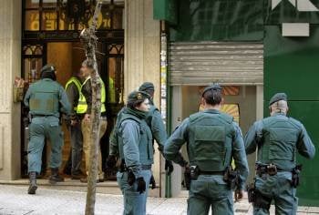 Un amplio dispositivo policial se ha desplegado esta madrugada en el centro de Santiago de Compostela, en la calle Santiago de Chile, y hasta ahora han sido detenidas dos personas, un hombre y una mujer.  (Foto: EFE)