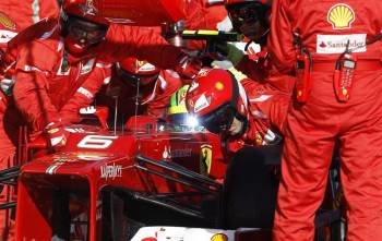 El piloto brasileño Felipe Massa en el 'pit' durante el Gran Premio de Australia