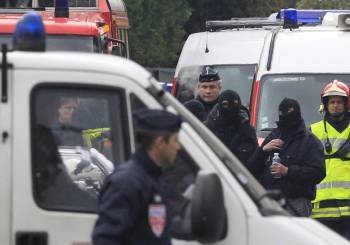 La policía acordona la zona del un barrio residencial de Toulouse, el miércoles 21 de marzo, donde se encuentra el presunto autor de los siete asesinatos cometidos en esa región del sur de Francia y que asegura pertenecer a Al Qaeda (Foto: EFE)