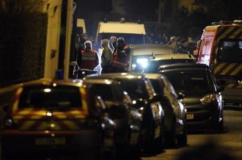 La policía francesa acordona la zona de un barrio residencial de Toulouse, Francia, el 21 de marzo del 2012, donde se encuentra el presunto autor, el francés de origen argelino de 23 años, Mohamed Merah (Foto: EFE)